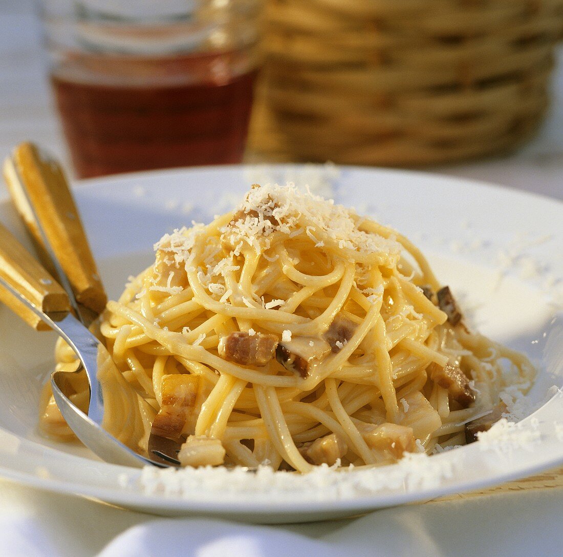 Spaghetti alla carbonara (Spaghetti mit Speck-Ei-Sauce)