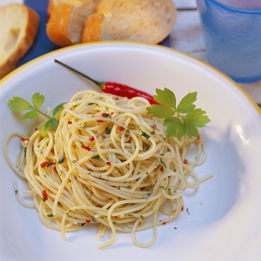 Spaghetti mit Knoblauch-Peperoni-Sauce & Petersilie (Italien)