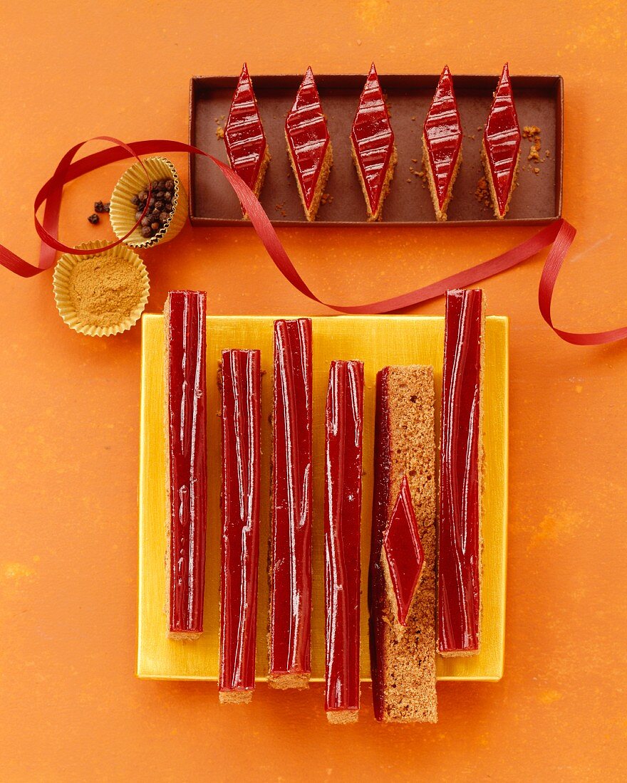 Honigkuchen mit Himbeerglasur in Streifen, Rauten geschnitten