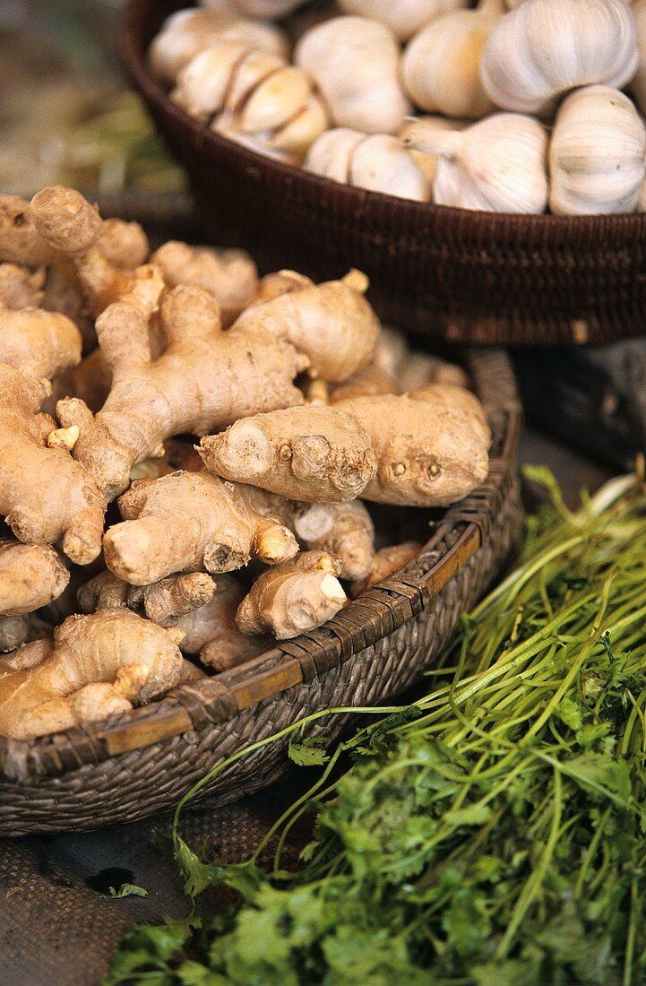 Ingwer und Knoblauch in Körben, daneben Kerbel