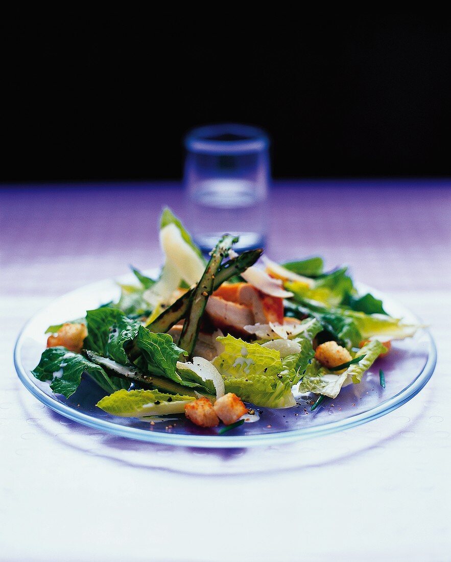 Caesar Salad mit Putenbrust und grünem Spargel