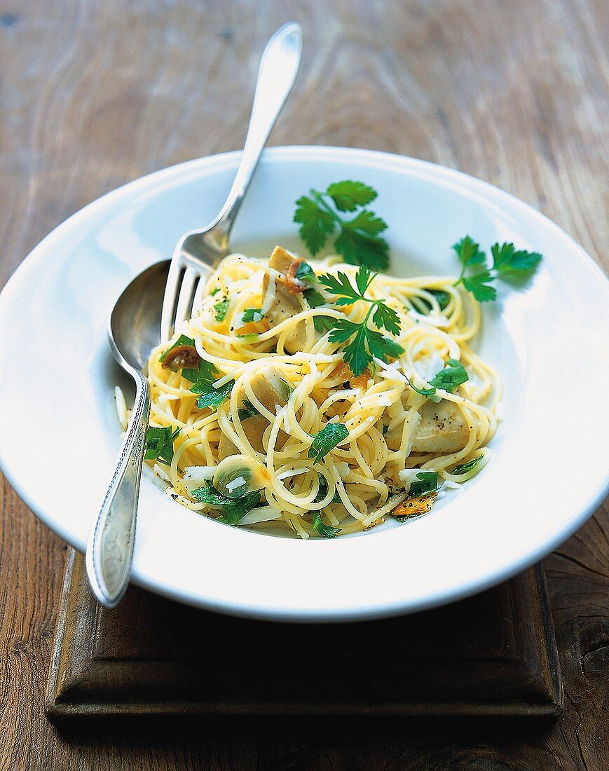 Spaghetti mit Fisch und Petersilie