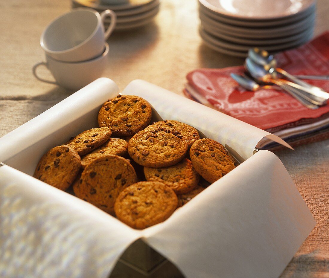 Chocolat Chip Cookies in einer Keksdose