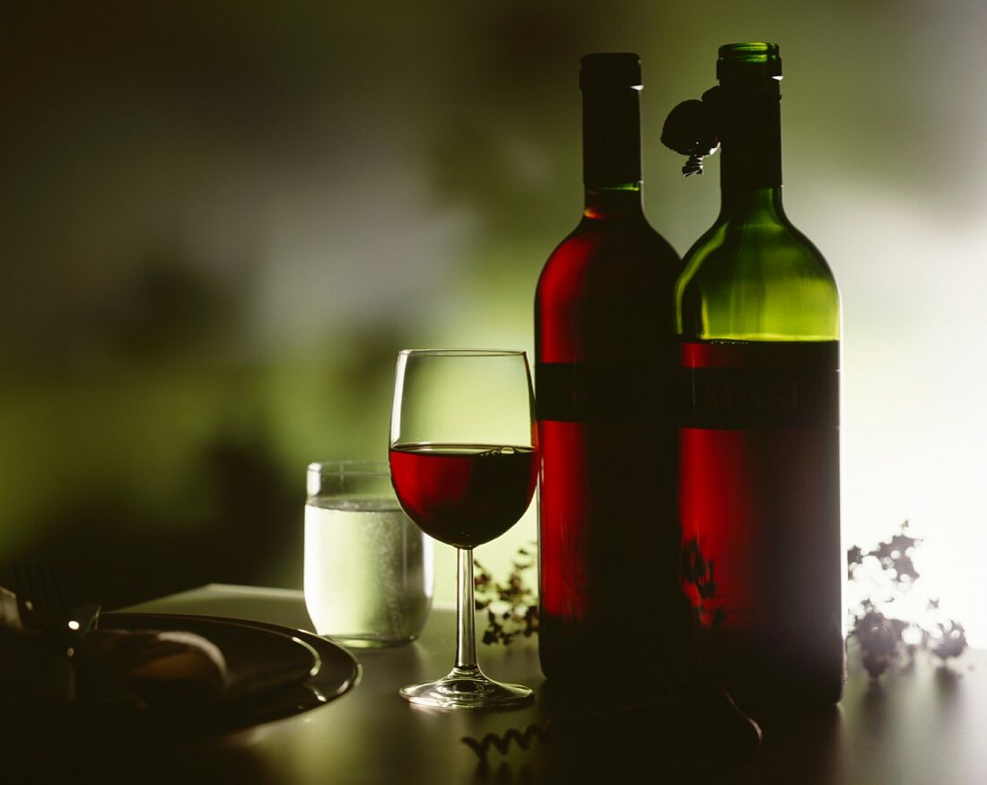 Stillleben mit Rotwein und ein Glas Wasser