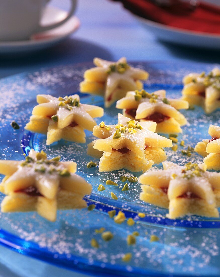 Marzipan almond stars with pistachios