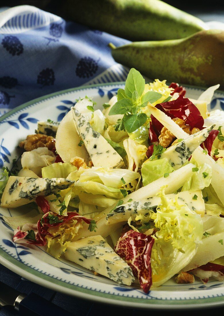 Gemischter Salat mit Blauschimmelkäse … – Bild kaufen – 171637 Image ...