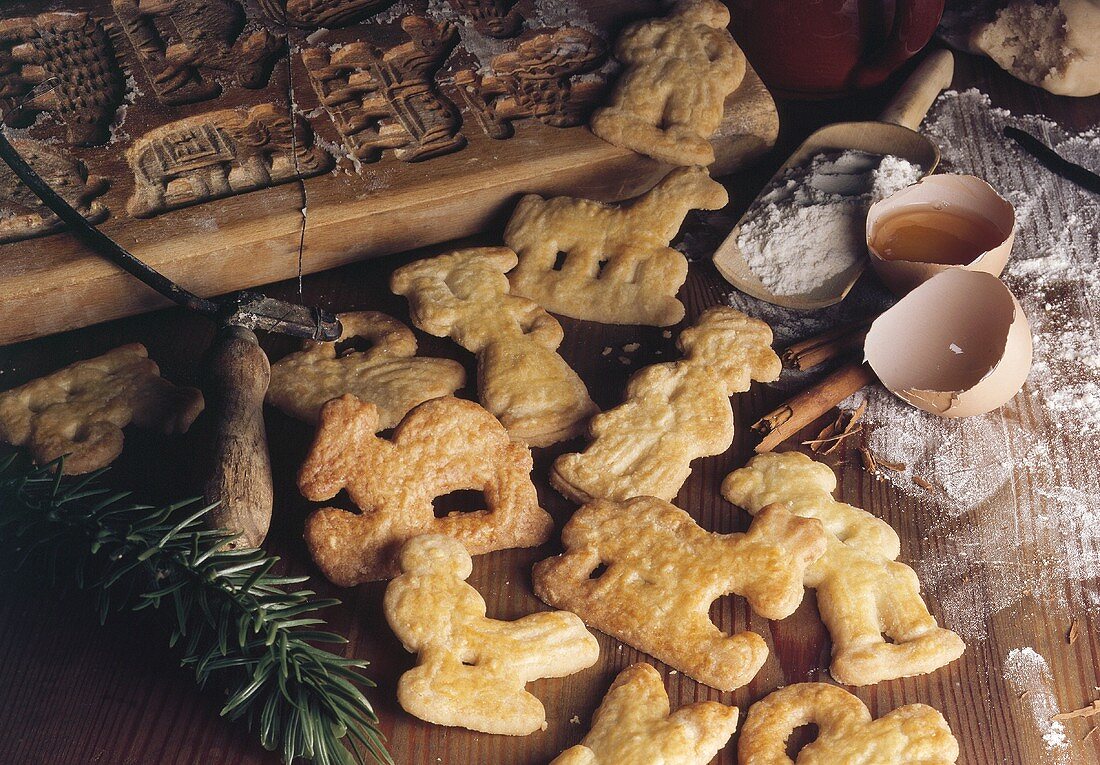 Shaped biscuits (Spekulatius) with wooden mould