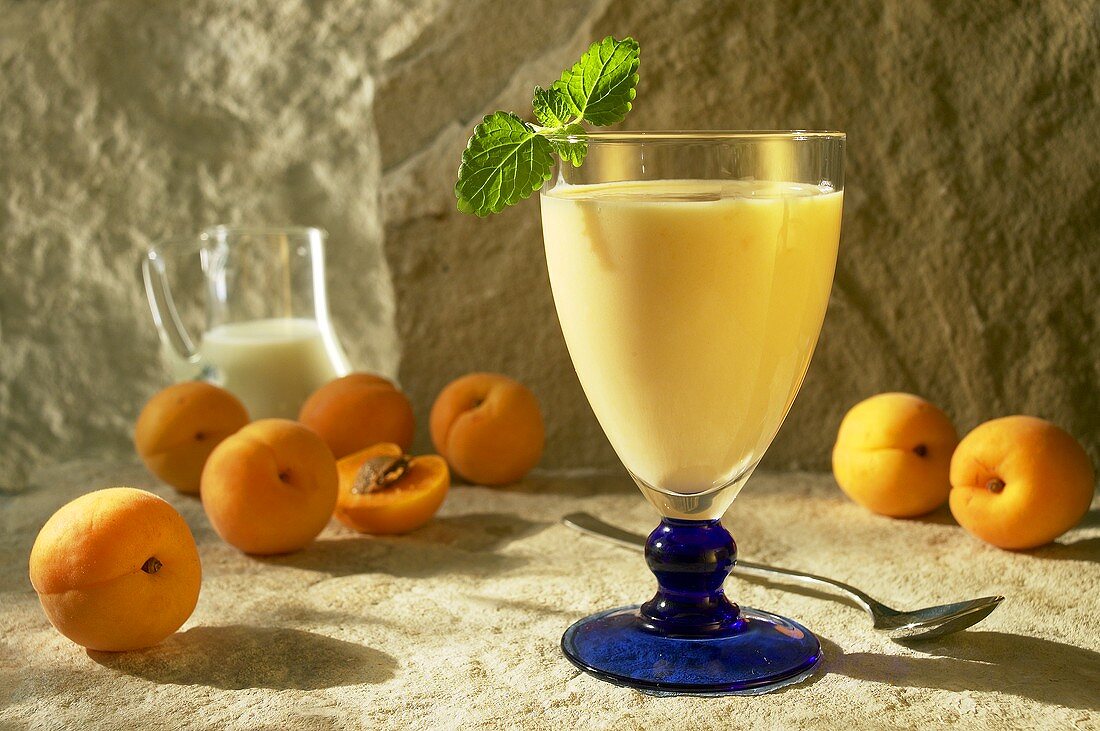 Ein Glas Aprikosen-Buttermilch-Shake