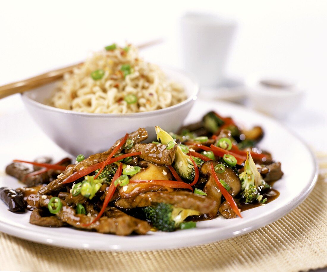 Finely-chopped beef with broccoli, from the wok 
