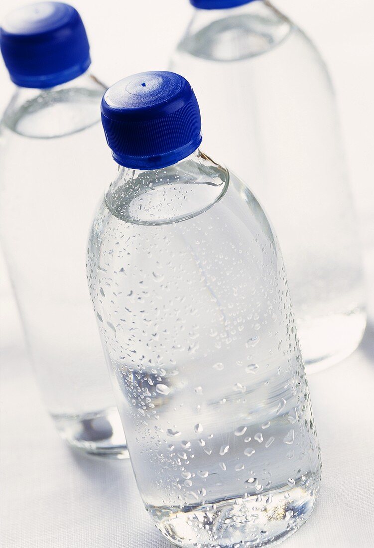 Drei Flaschen Mineralwasser