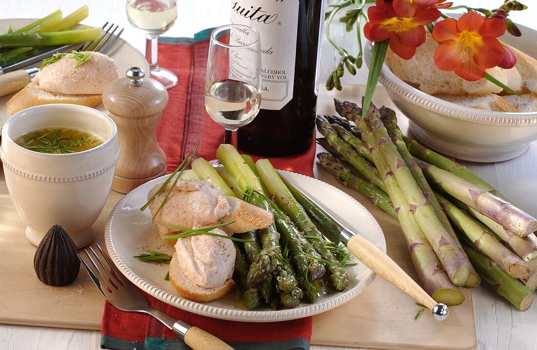 Grüner Spargel mit Schinkenmousse und Baguette