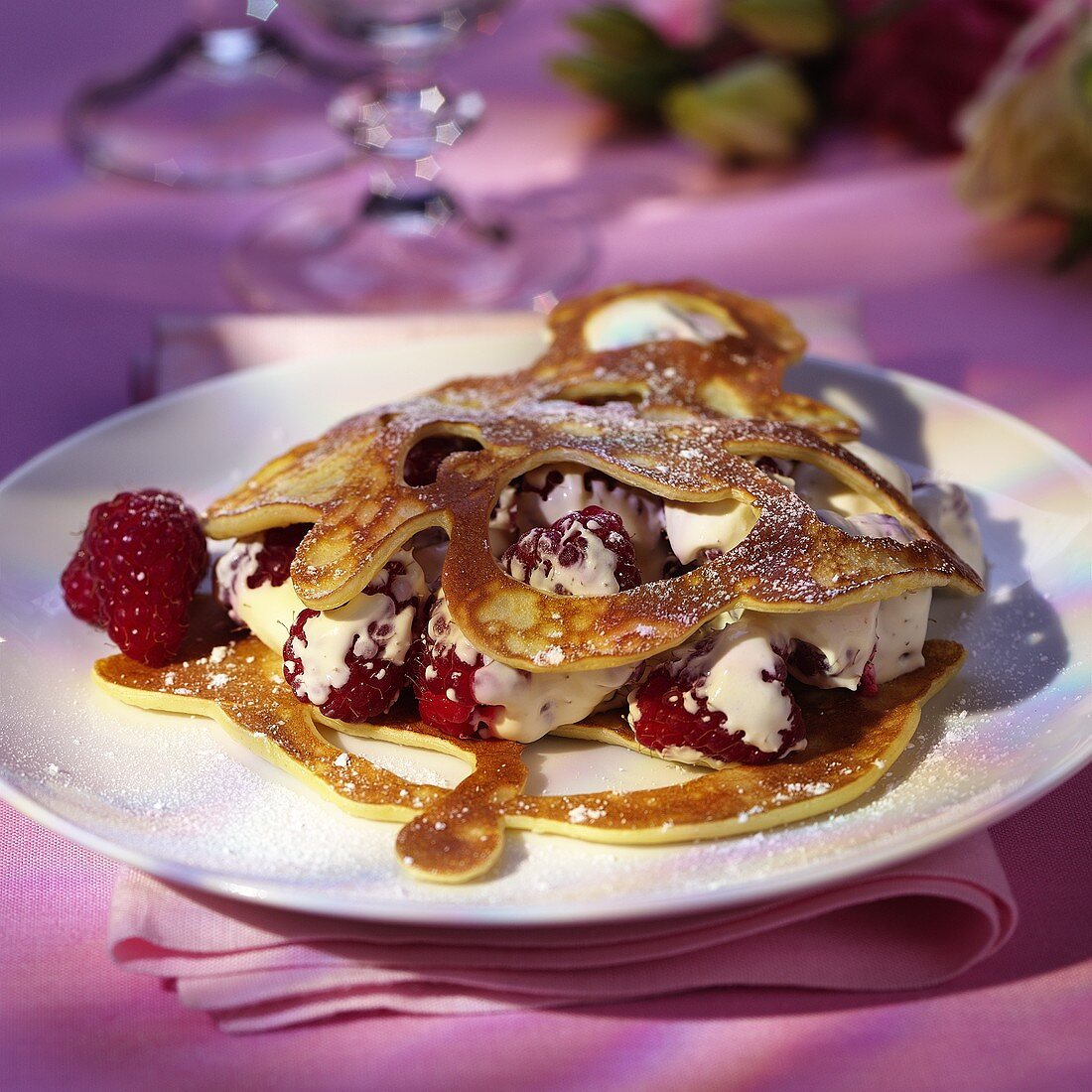 Pancakes mit Himbeeren und Sahne