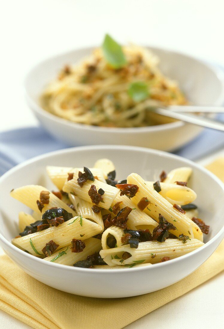 Penne mit getrockneten Tomaten und schwarzen Oliven