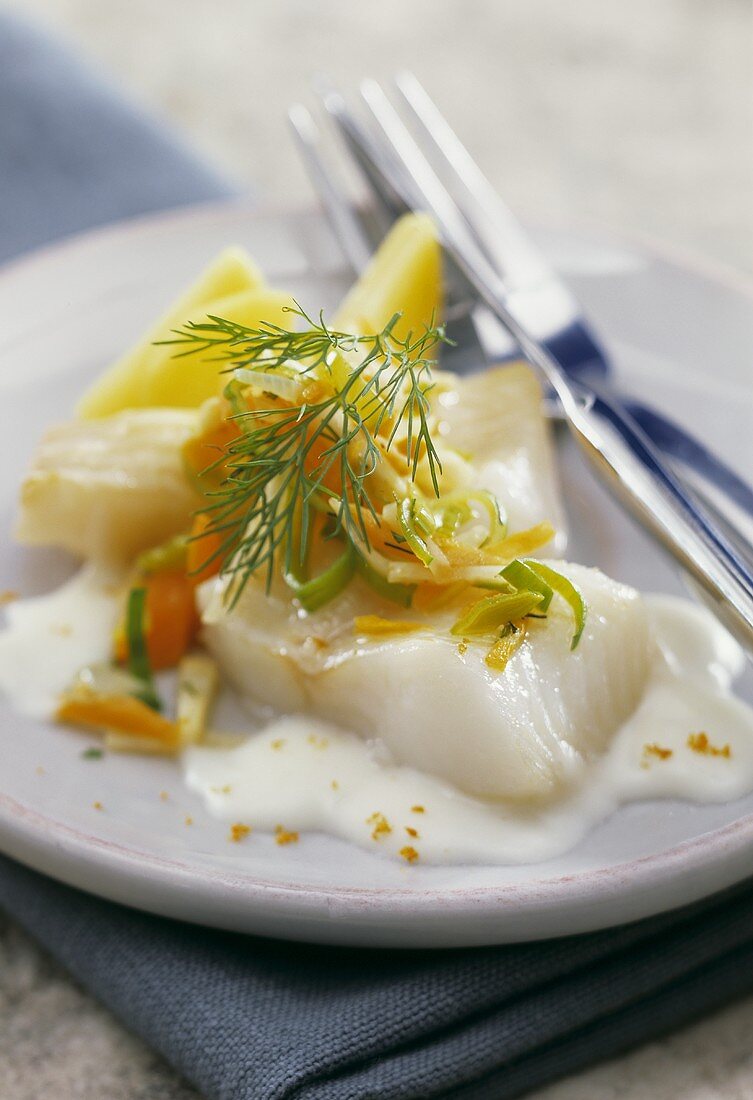 Cod fillet with vegetables and white sauce