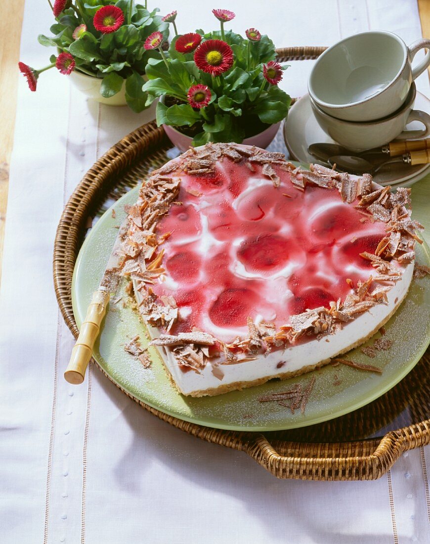 Herzförmige Joghurt-Kirsch-Torte mit Schokoraspeln