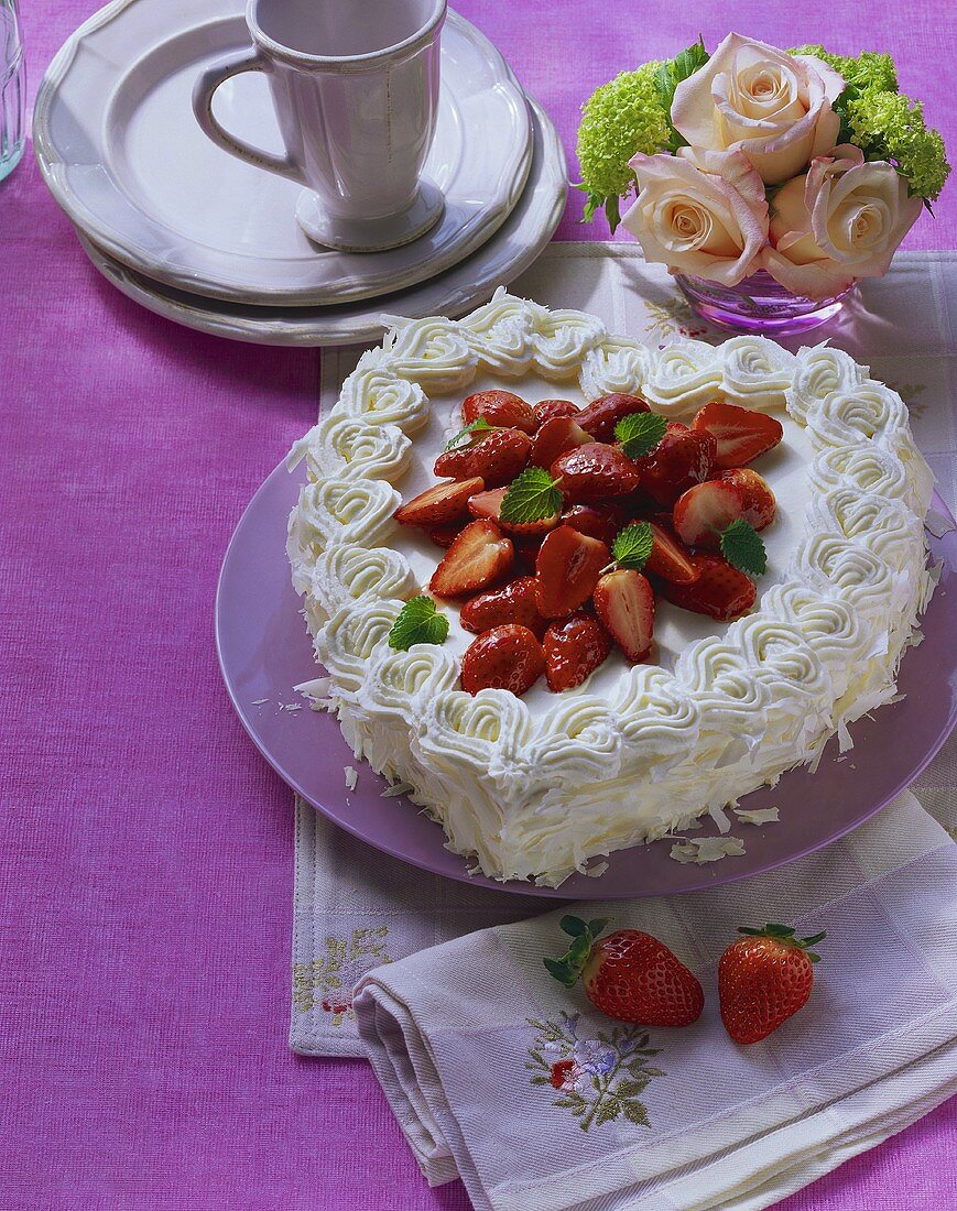 weiße herzförmige Erdbeer-Trüffel-Torte