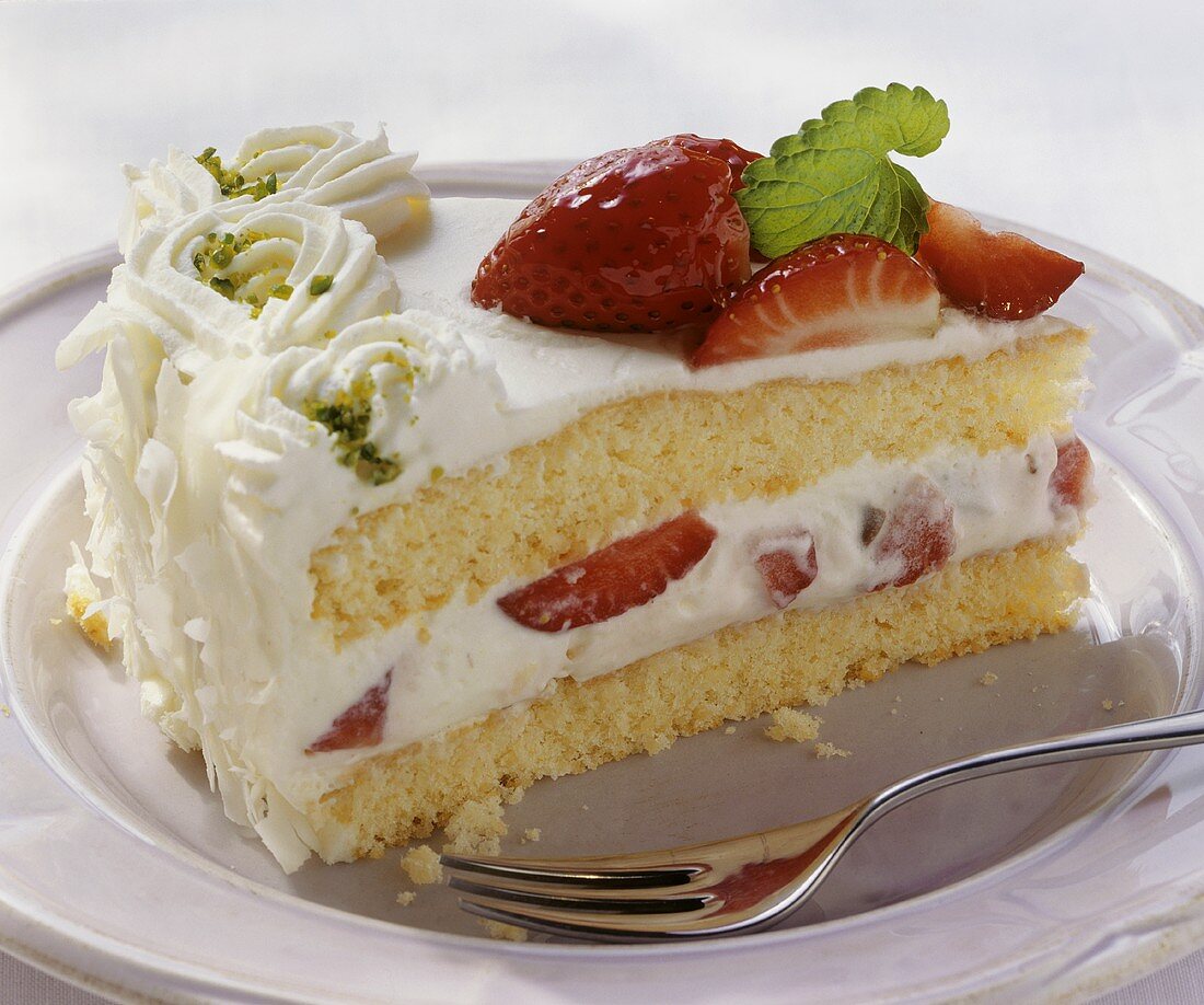Ein Stück weiße Erdbeer-Trüffel-Torte