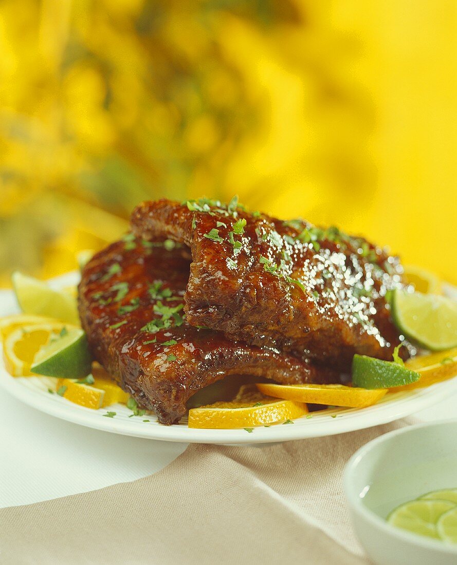 Barbecued ribs with oranges and limes