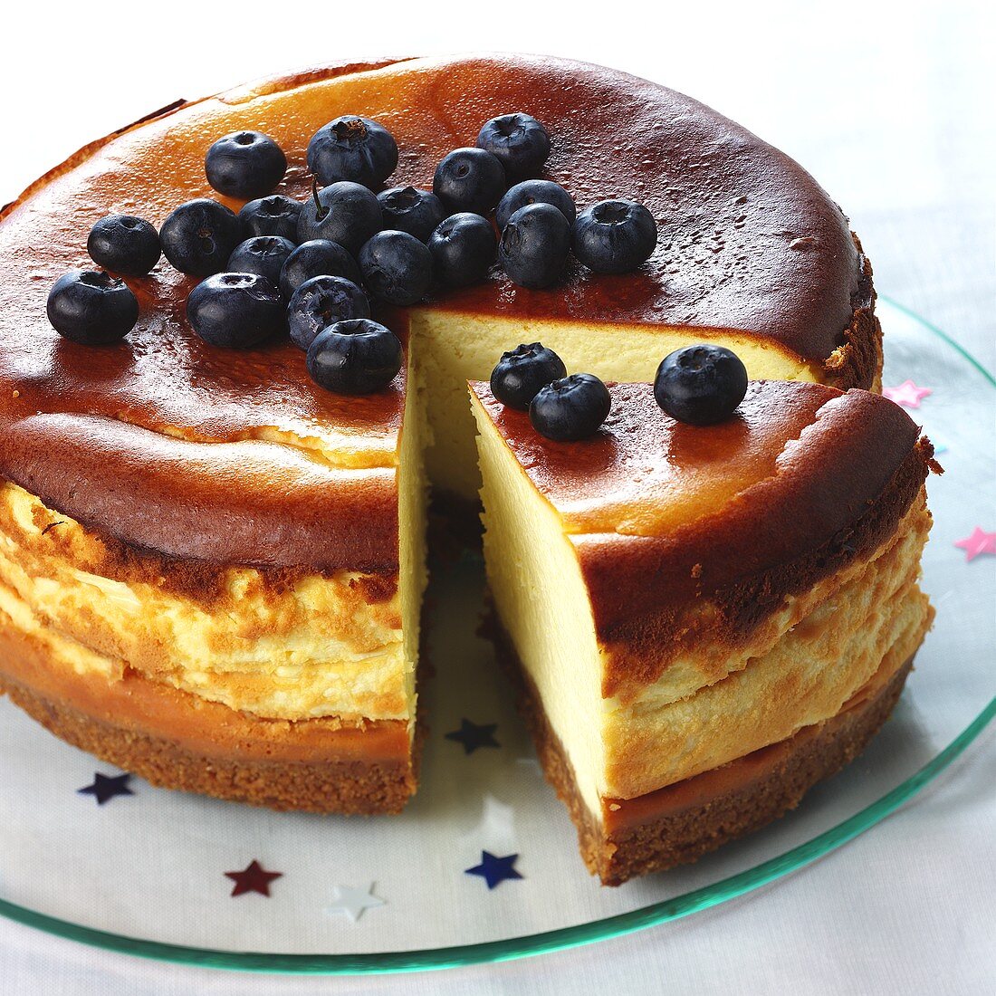 Käsekuchen, garniert mit Heidelbeeren