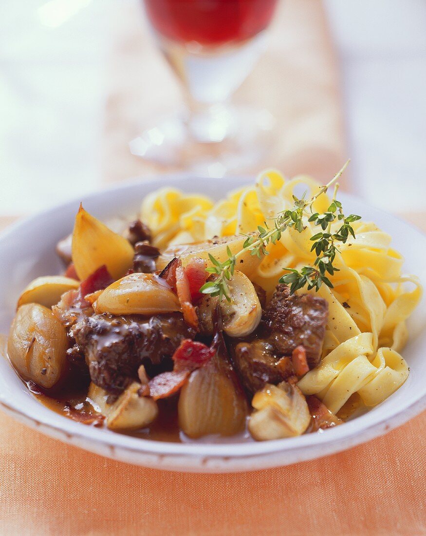 Boeuf Bourguignon auf Bandnudeln