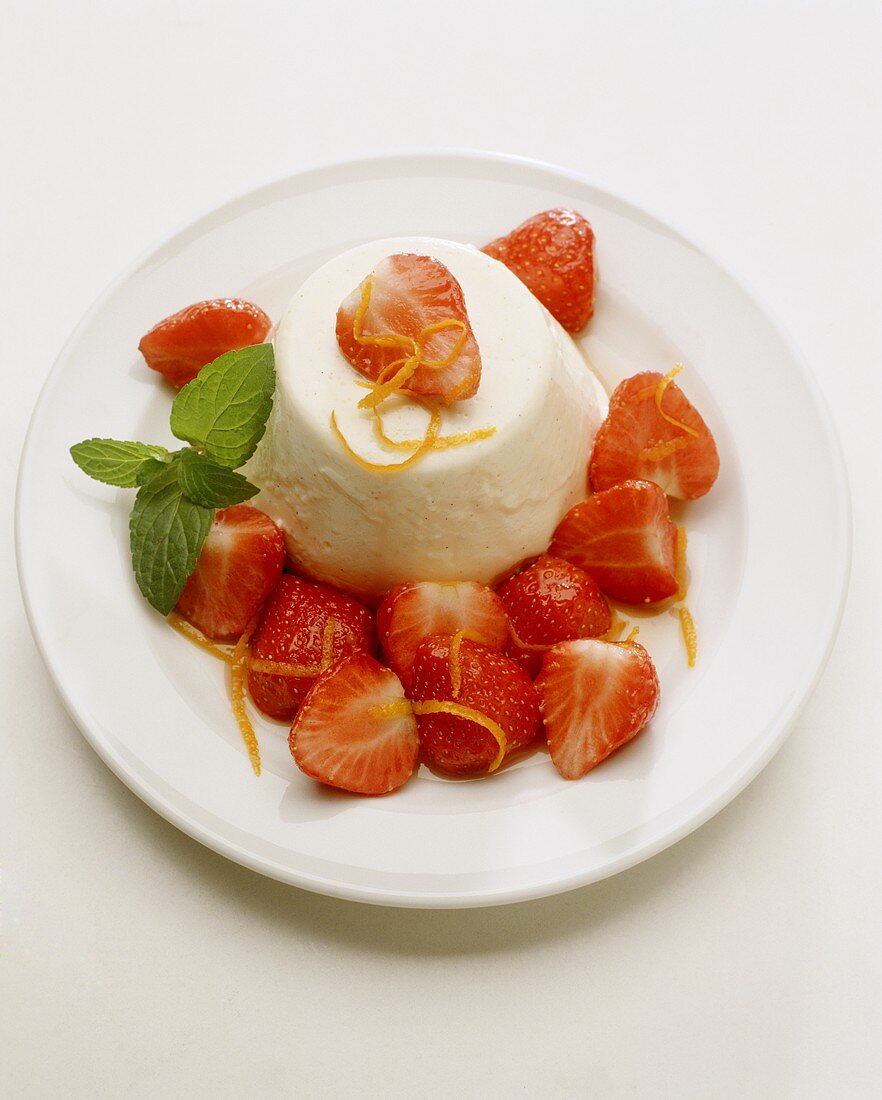 Bavarian cream (Crème bavarois) with marinated strawberries