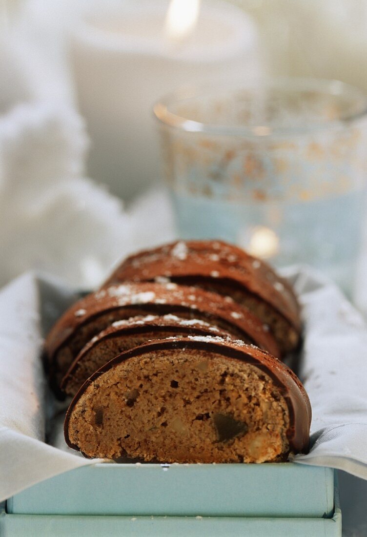 Süsses Weihnachtsbrot mit Schokoglasur im Geschenkkarton