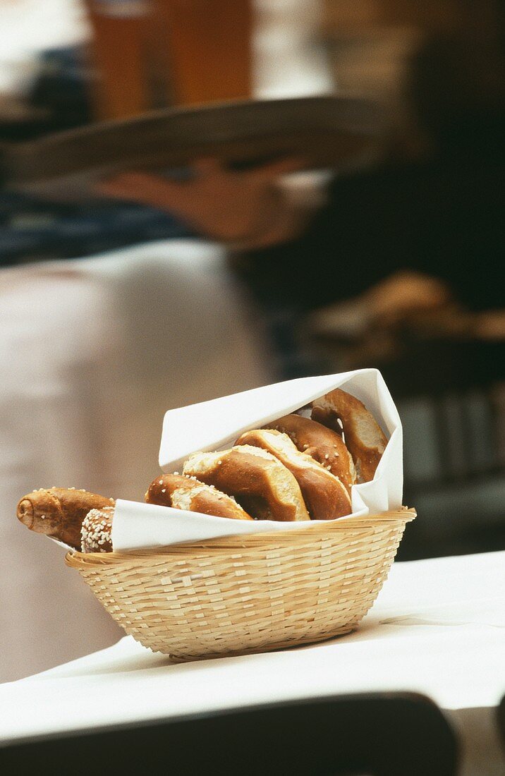 Brezeln im Brotkorb in einer Gastwirtschaft