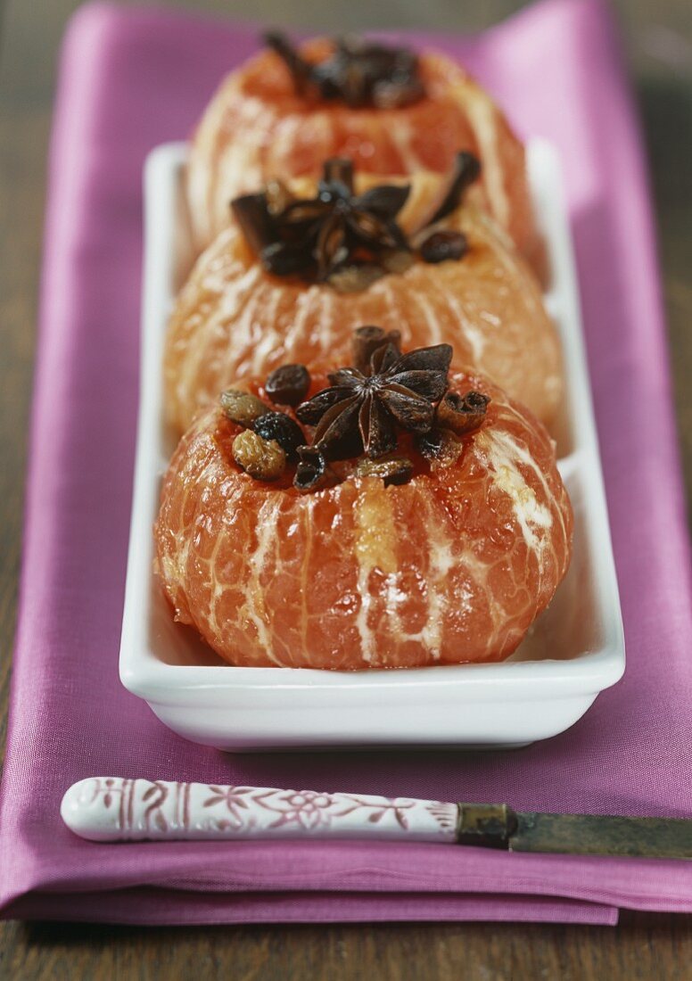 Gebackene Grapefruits mit Honig, Rosinen und Gewürzen