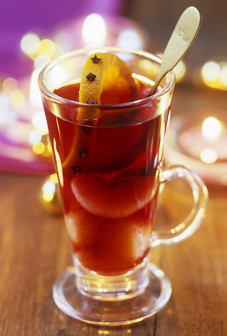 Glühwein mit Mandarinen und Orangenscheibe