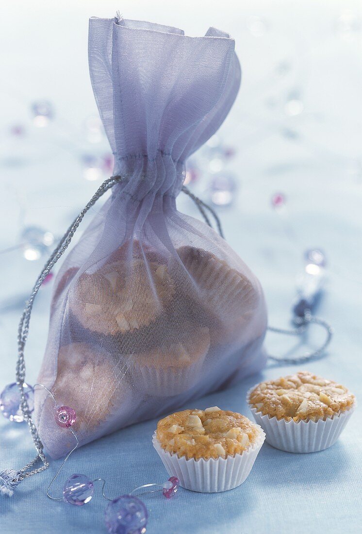 Minimuffins mit Mandeln, einzeln und in Geschenksäckchen
