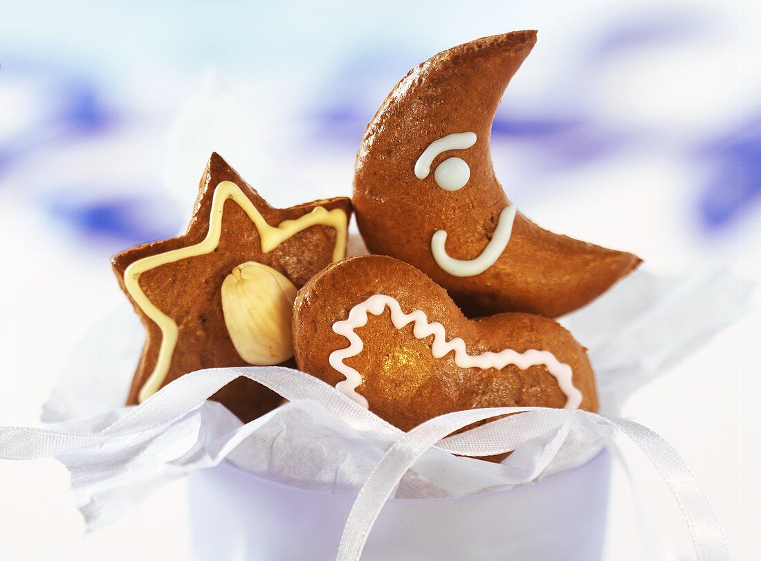 Chocolate gingerbread in a bowl; gift ribbon decoration