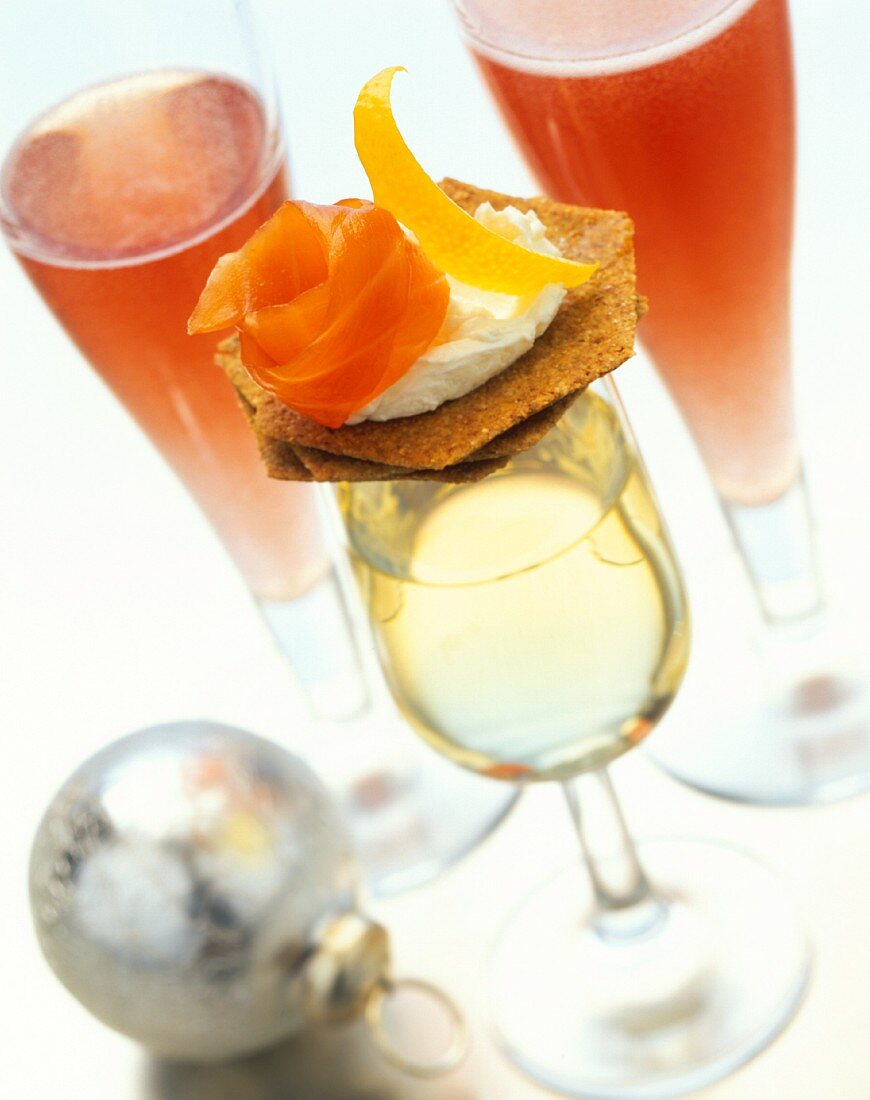Canape auf Glas Dry Sherry, dahinter Cocktail Pink Cava