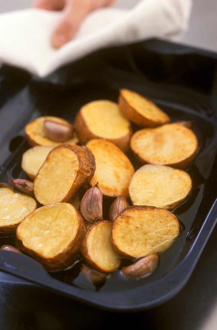 Baked sweet potato slices with garlic