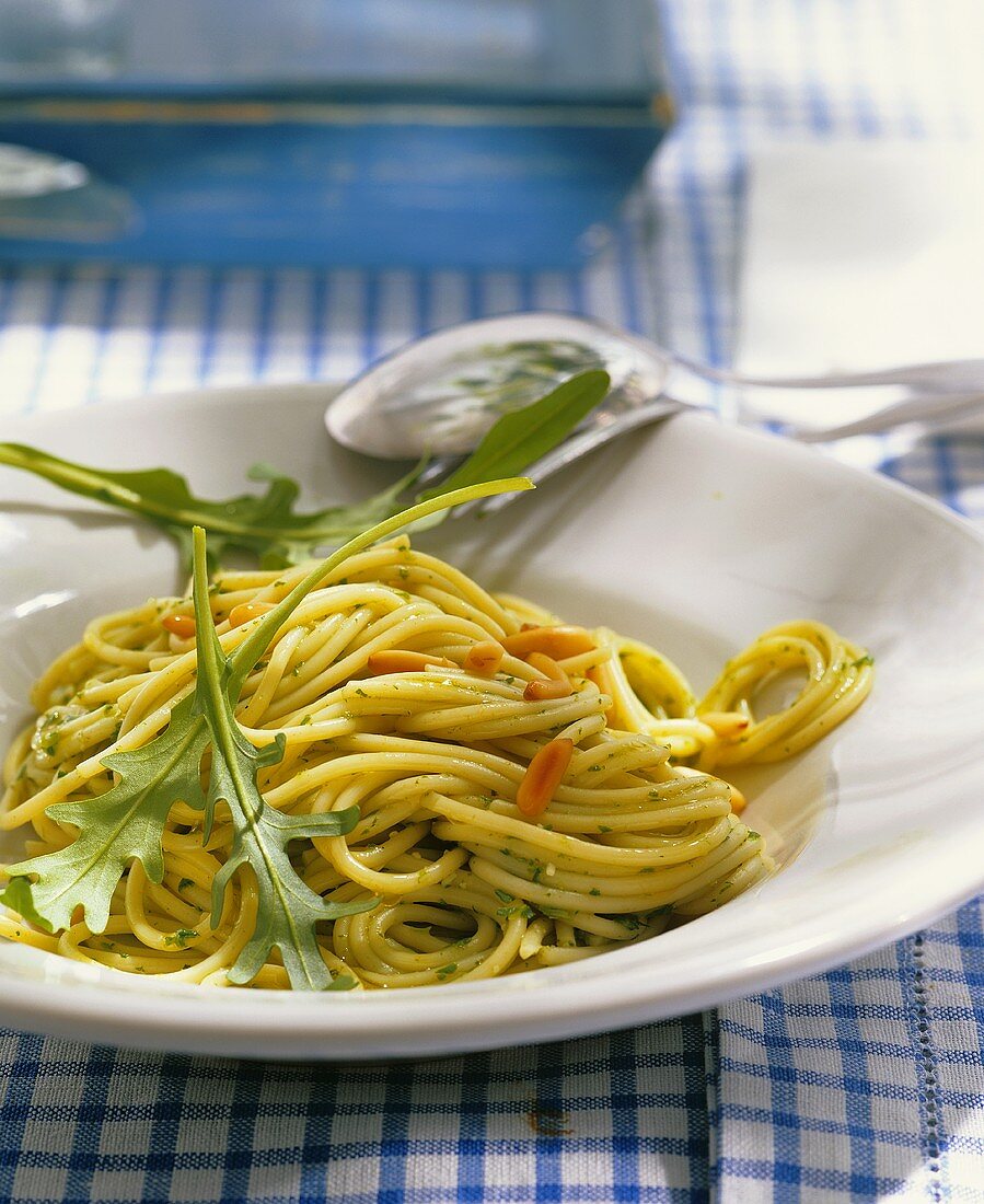 Spaghetti alla rucola (Nudeln mit Rucolasauce & Pinienkernen)