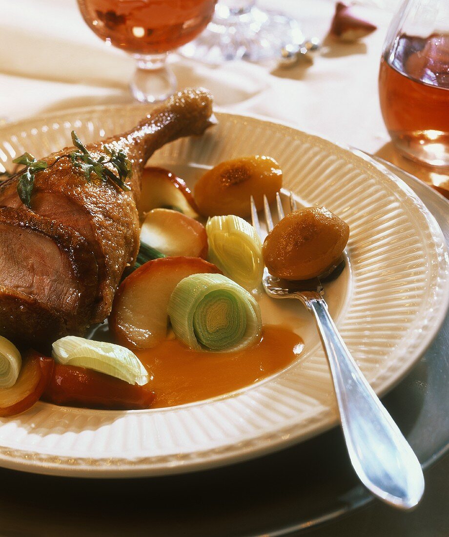 Goose legs with Calvados sauce and leeks & apples
