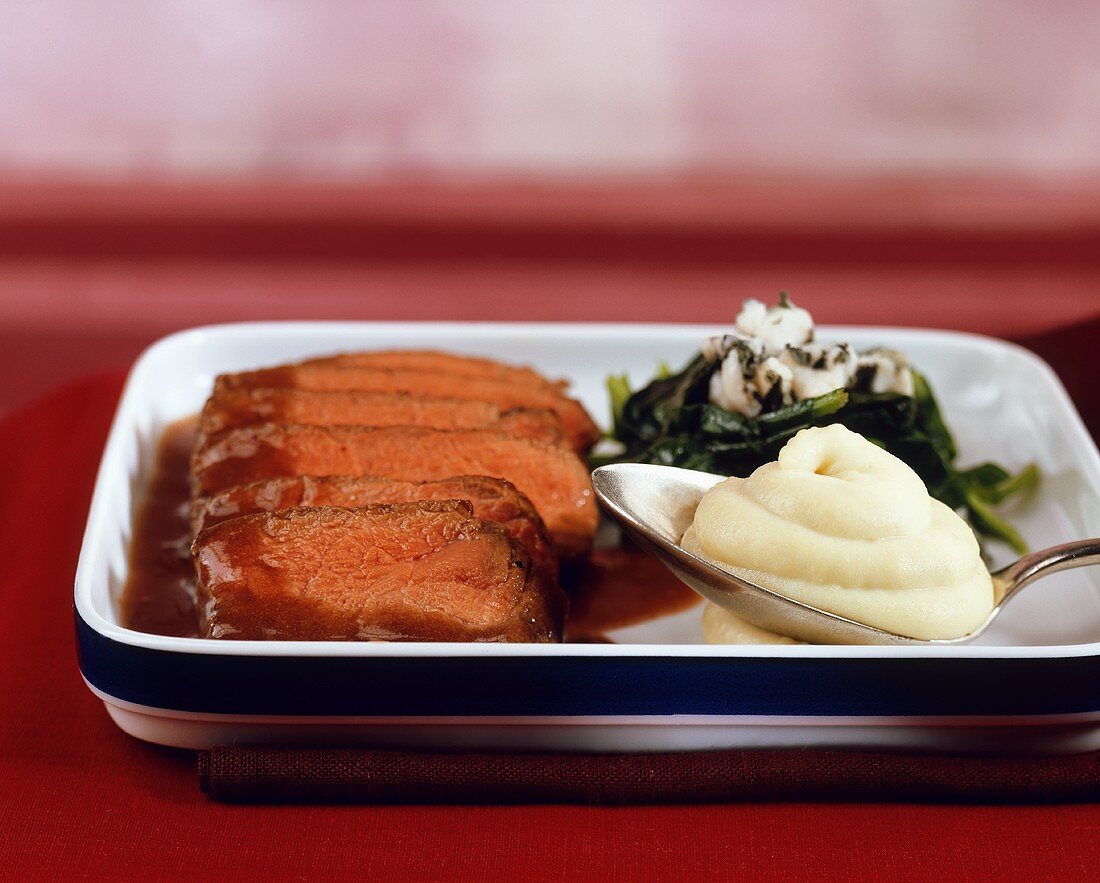 Rinderfilet mit Spinat und Roquefortpüree