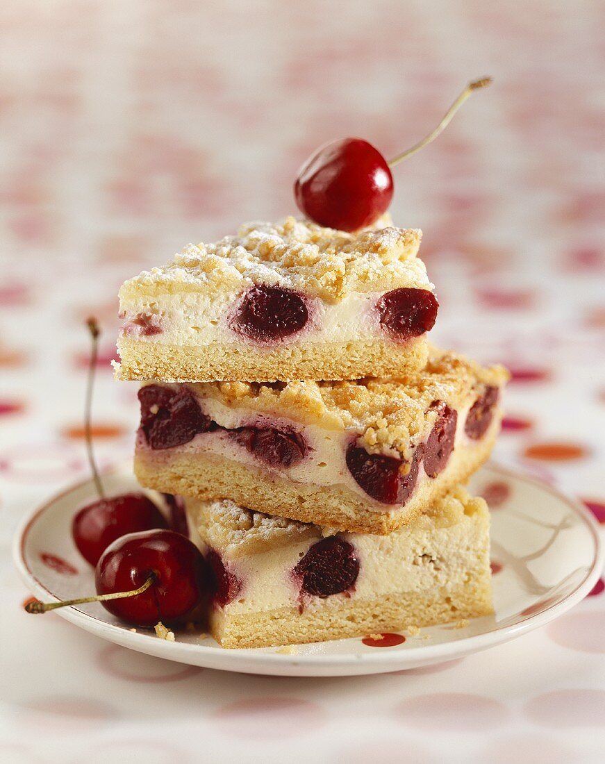 Cherry quark cake with crumble topping