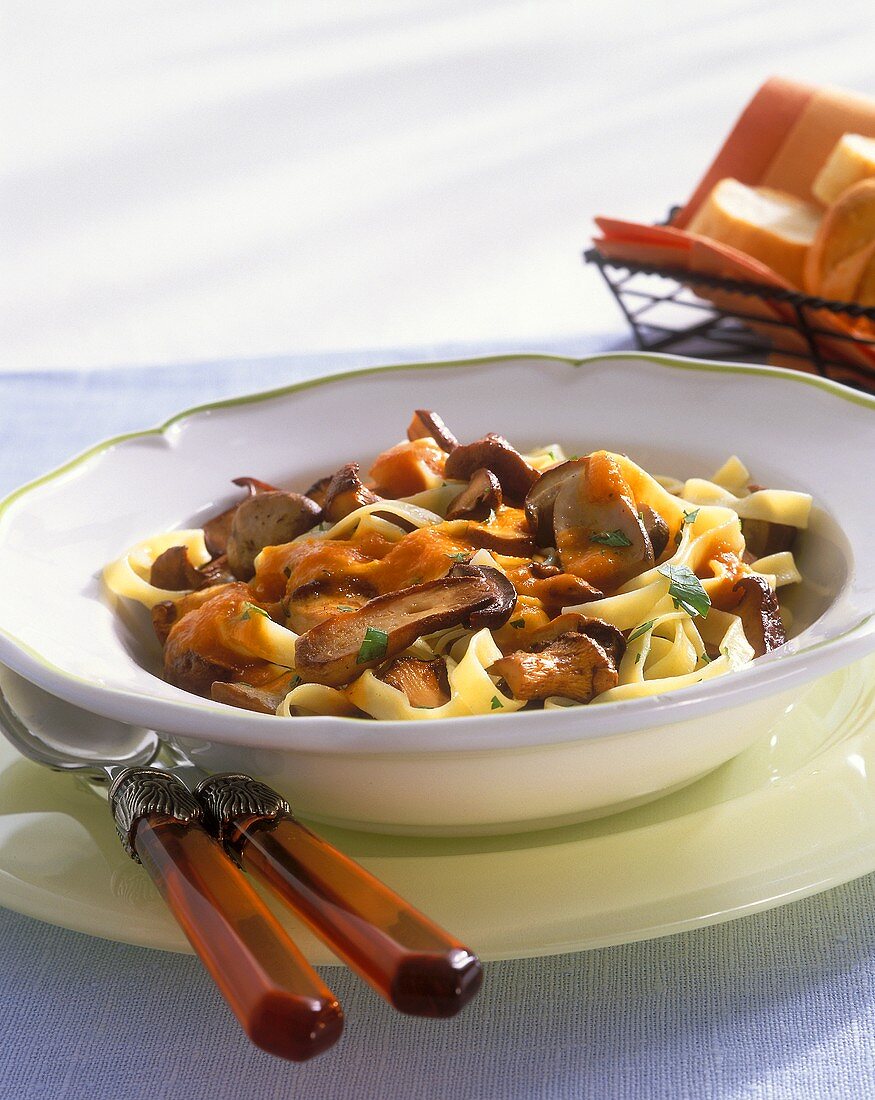 Tagliatelle with mushrooms and pepper sauce