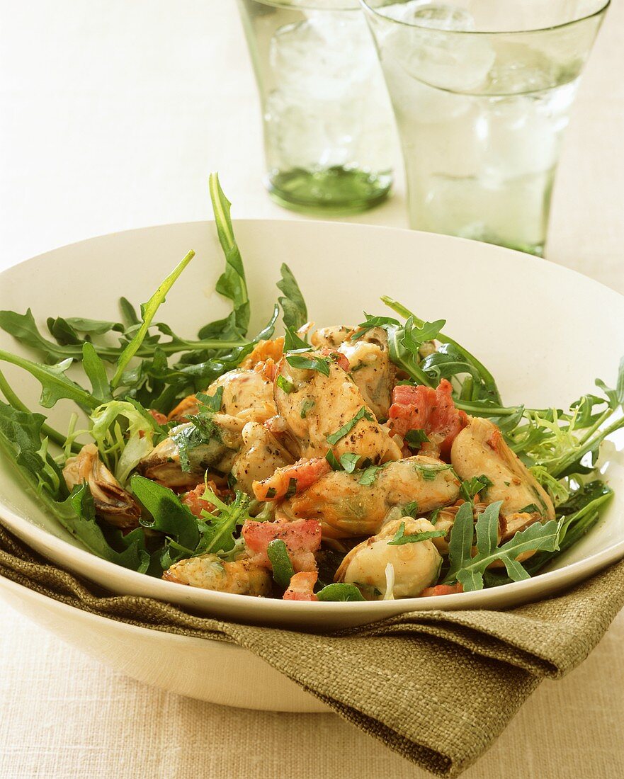 Muschelsalat mit Rucola, Speck und Knoblauchdressing