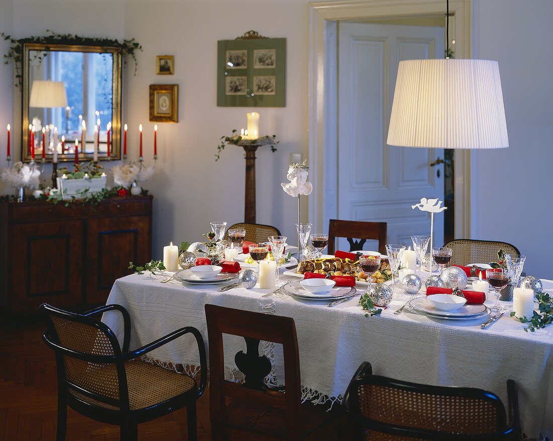 Weihnachtlich gedeckter Tisch mit Rehrückenbraten