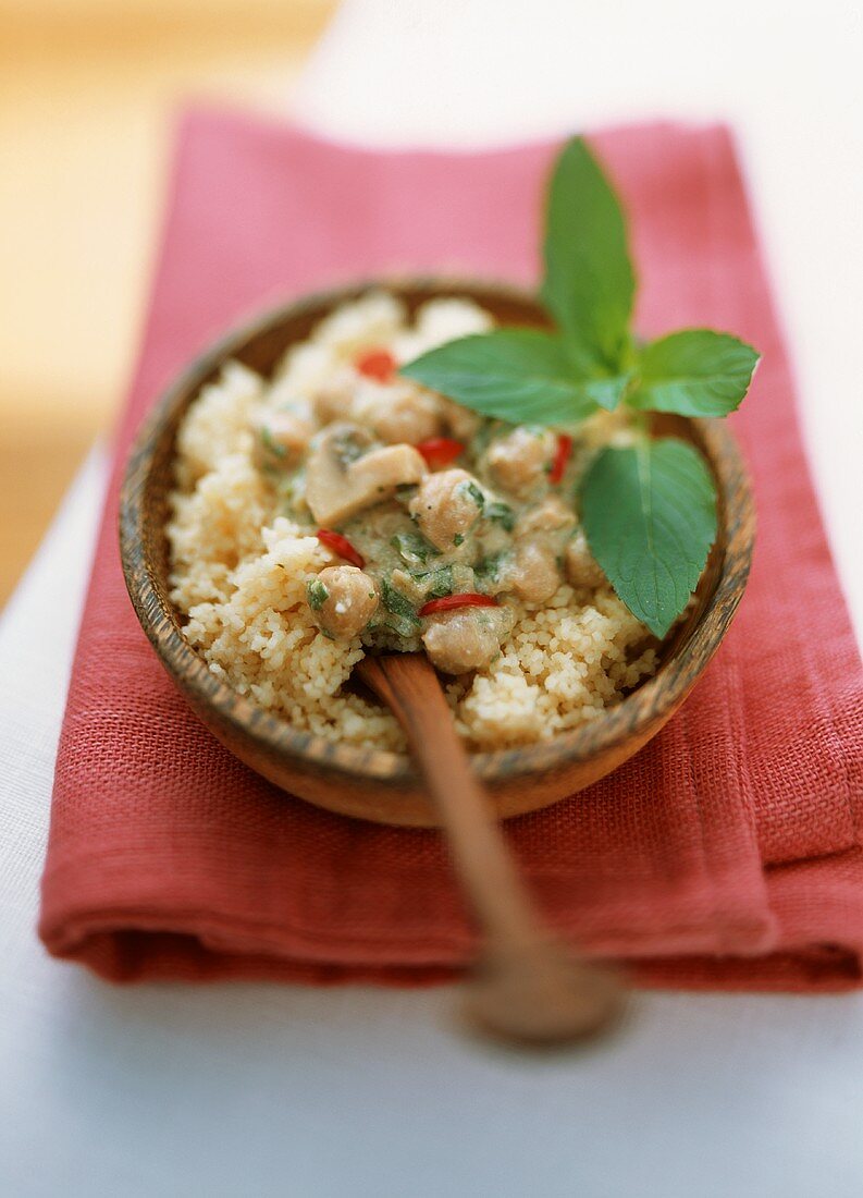 Orientalischer Kichererbsen-Sugo mit Egerlingen auf Couscous