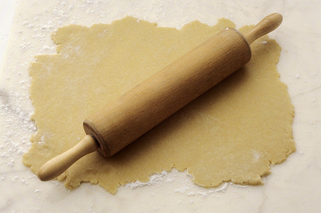 Rolling pin on rolled-out marzipan