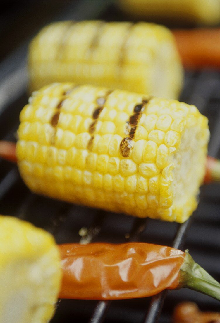 Corncobs on the barbecue (close-up)
