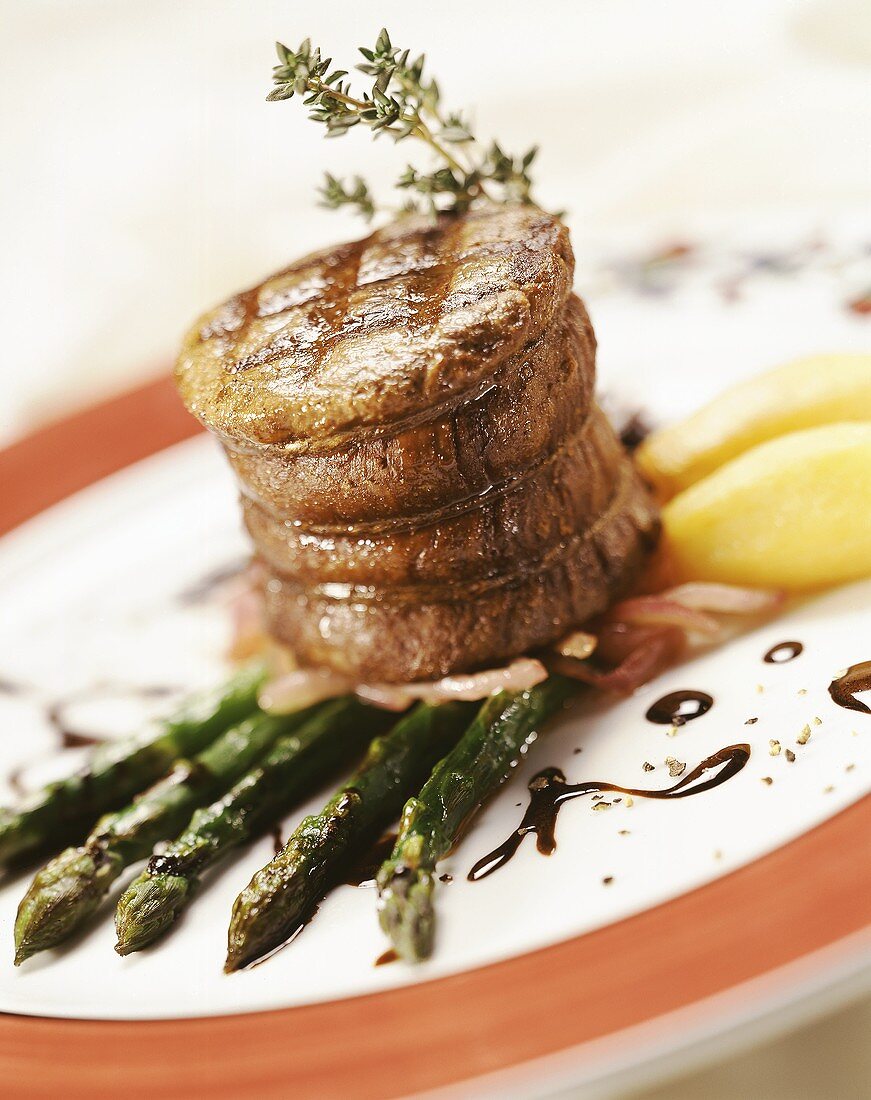 Beef medallion with red wine onions and green asparagus
