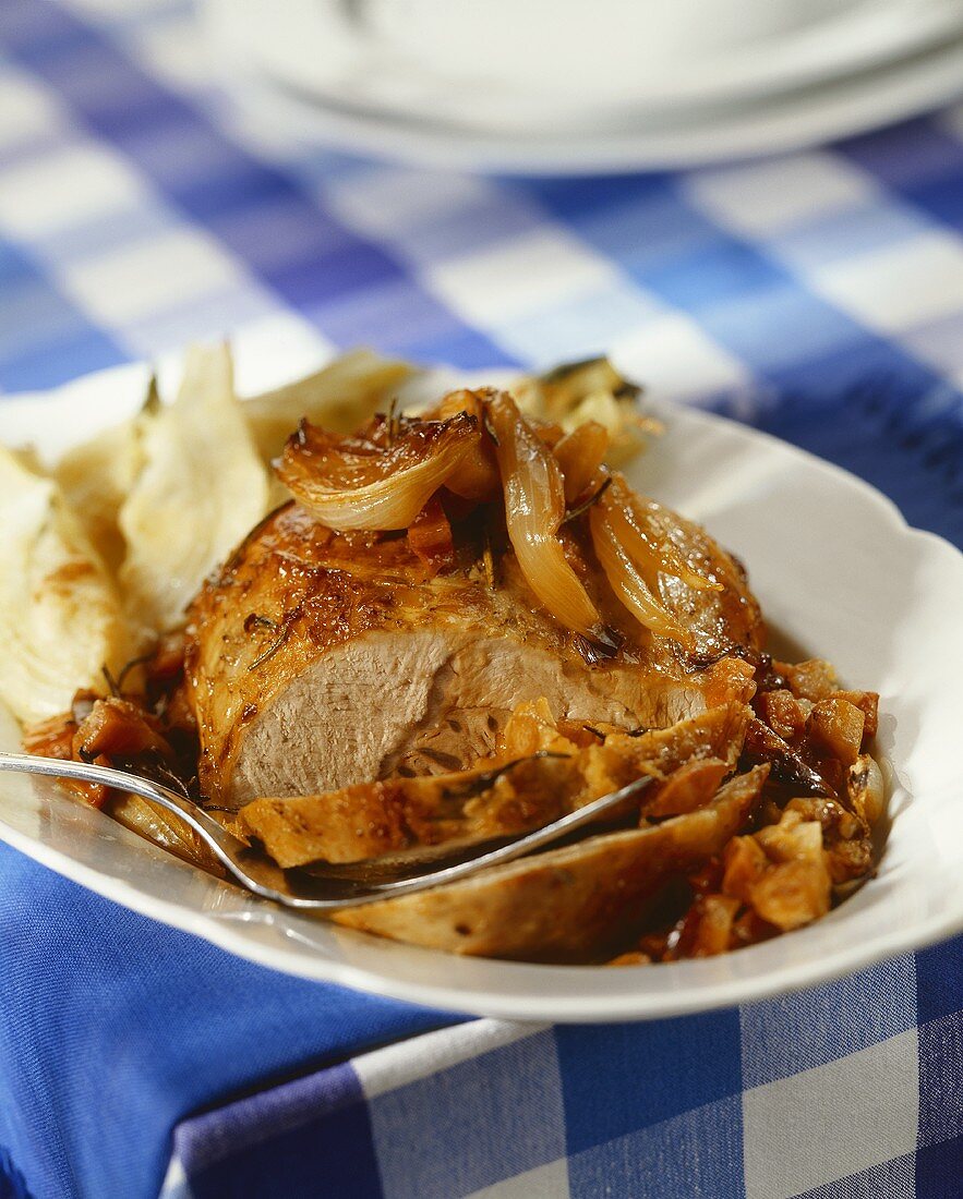 Gebratene Milchkalbshaxe mit Zwiebeln und Tomaten