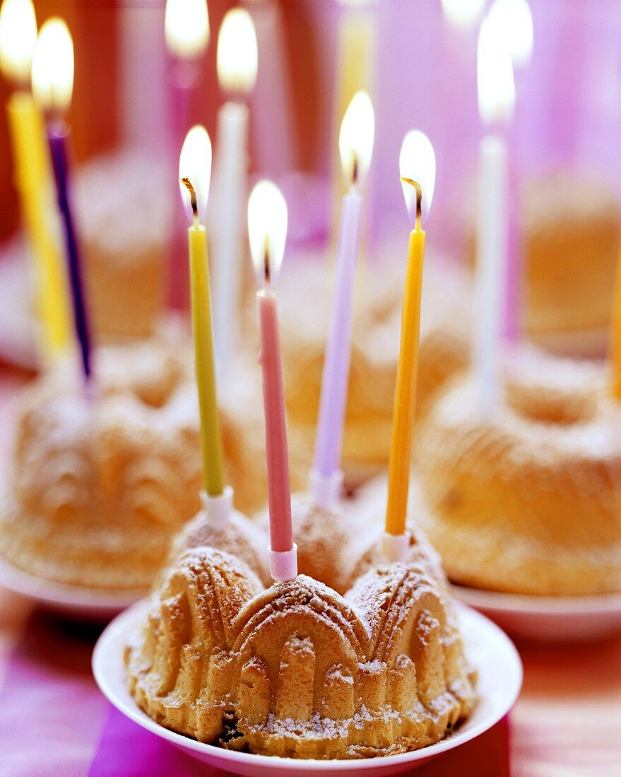 Several mini-gugelhupfs with candles