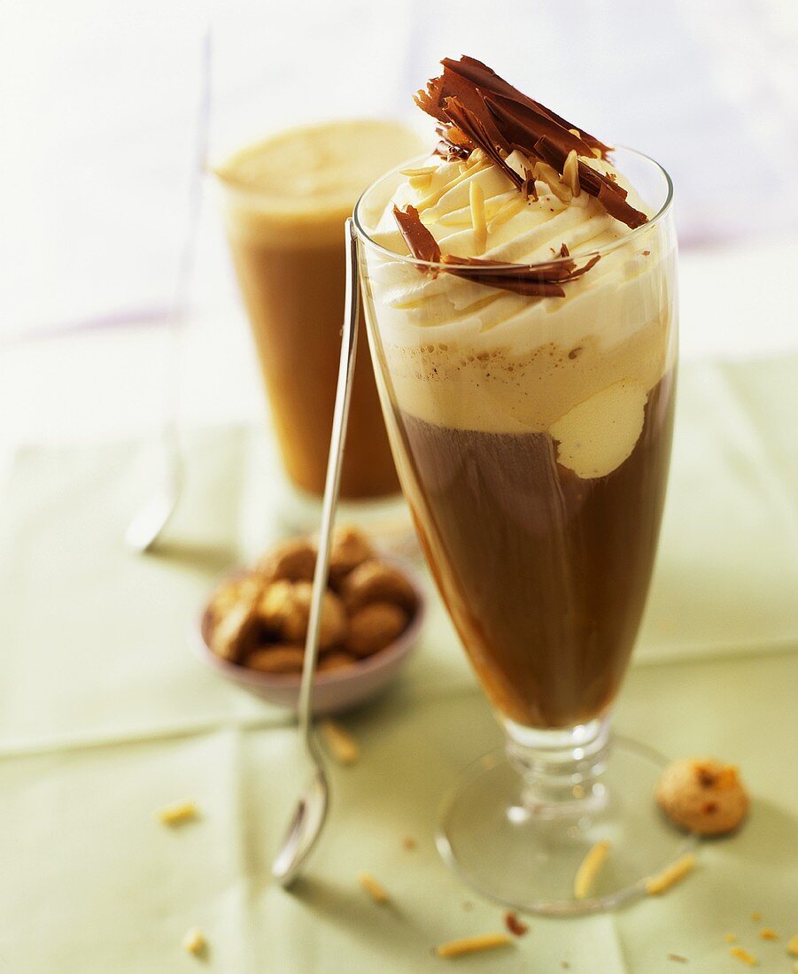 Mandel-Eiskaffee mit Sahnehaube und Schokoraspeln