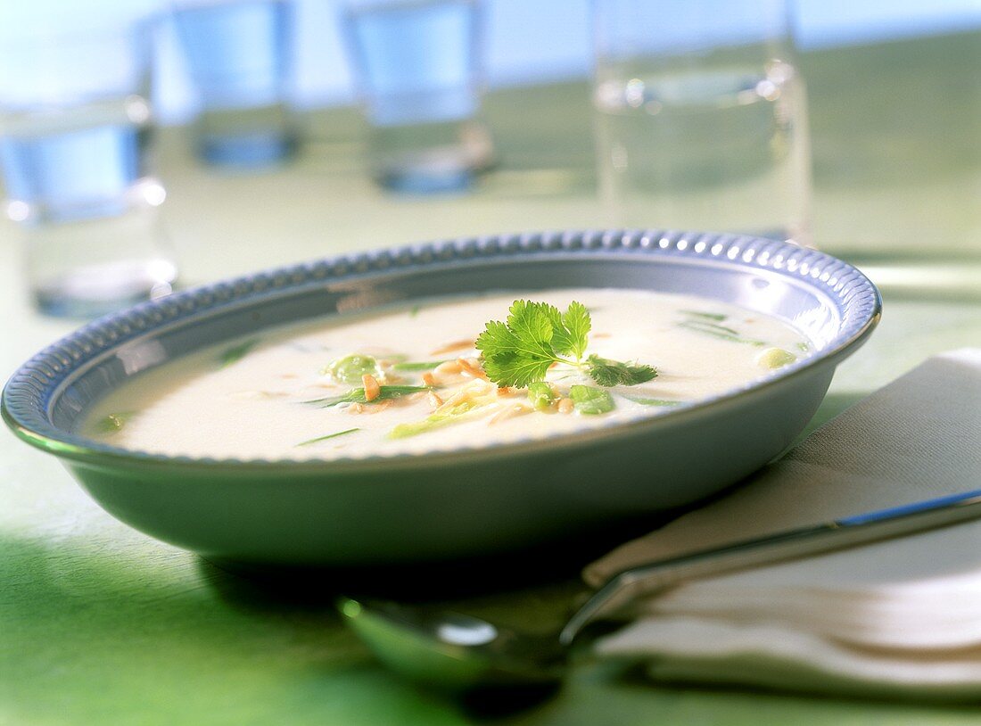 Kartoffelsuppe mit Frühlingzwiebeln und Mandelstiften