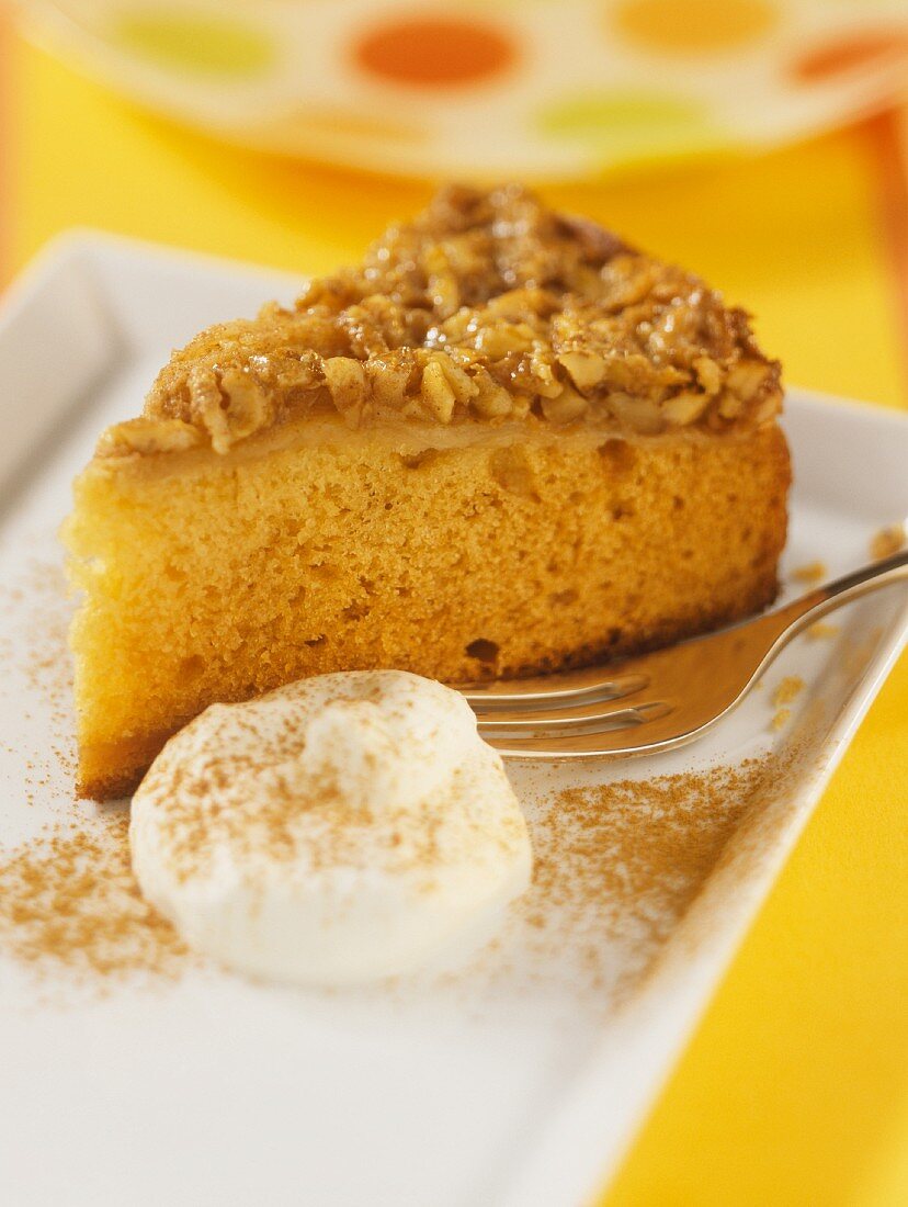 Stück Birnen-Vollkorn-Kuchen mit Walnusskruste, Sahne