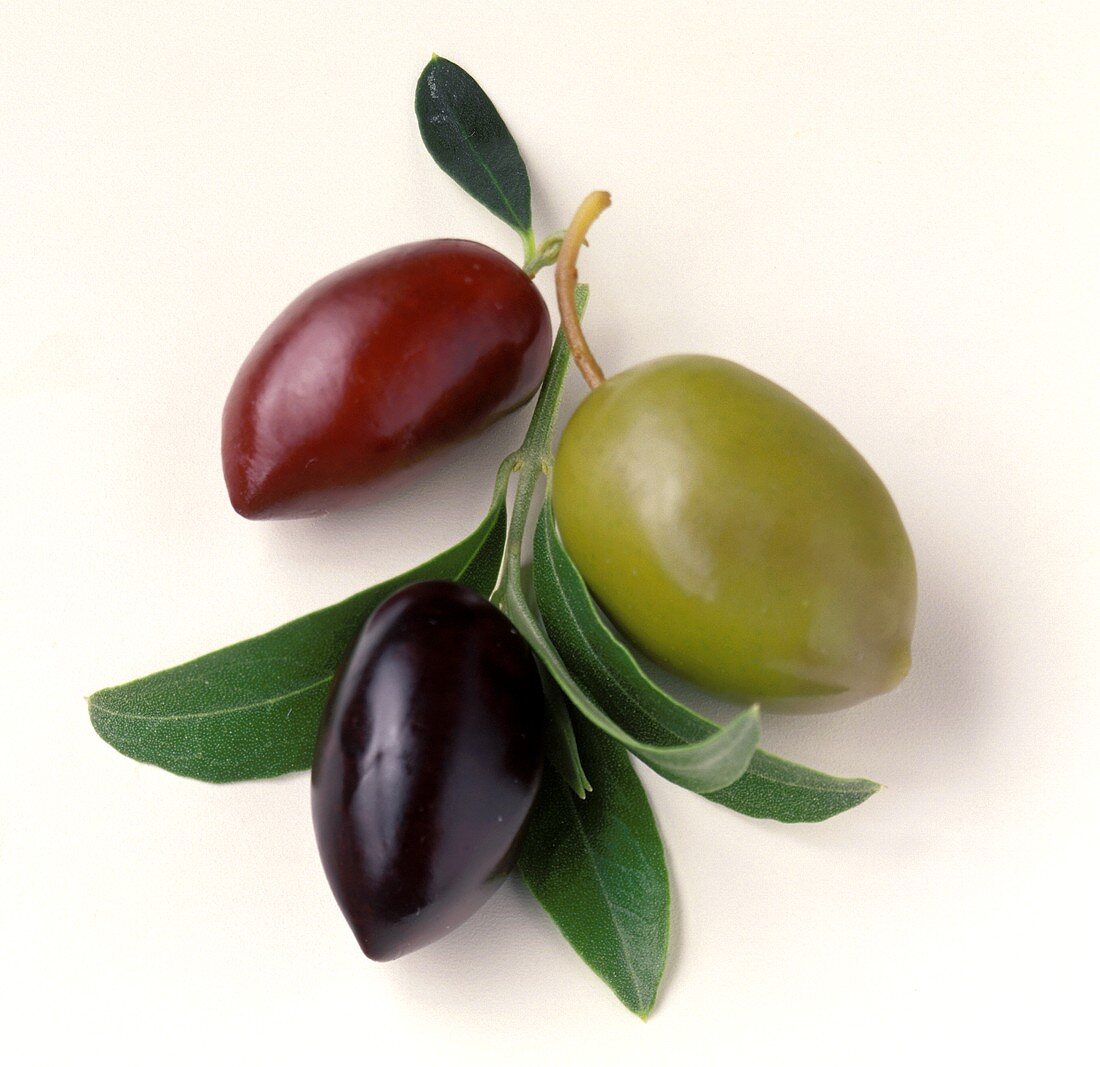 Je eine rote, grüne und schwarze Olive